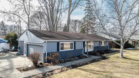 2619 Penna Dr, West Bloomfield, MI 48324