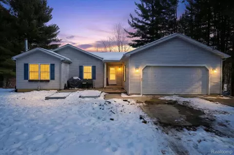 22092 Clear Lake Rd, Pennfield, MI 49014
