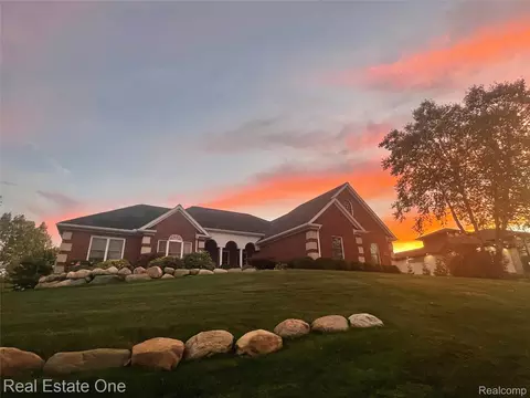 9032 Palmers Way Dr, Tyrone, MI 48430