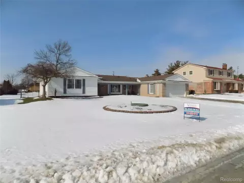 27397 E Skye Dr, Farmington Hills, MI 48334