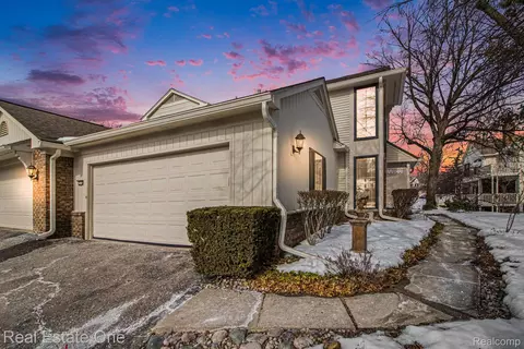 7174 Creeks Xing, West Bloomfield, MI 48322