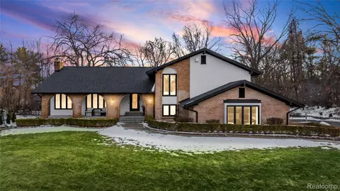 3681 Maxwell Ct, Bloomfield Hills, MI 48301