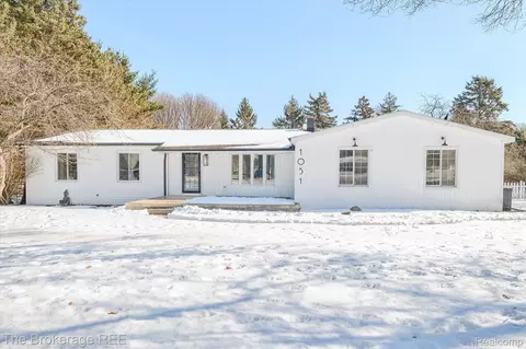 1051 S East St, Fenton, MI 48430