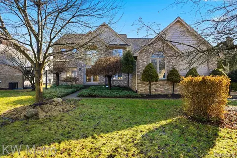 887 Grovecrest, Rochester Hills, MI 48307