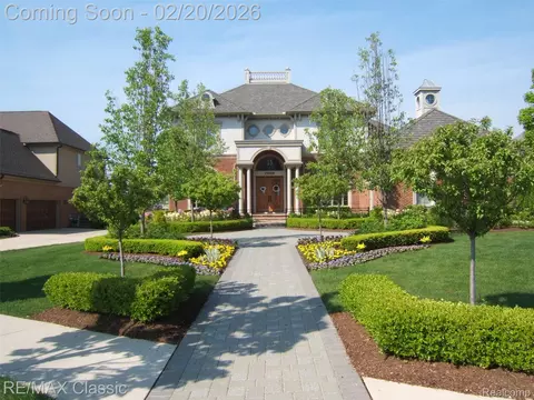 17905 Parkshore Dr, Northville, MI 48168