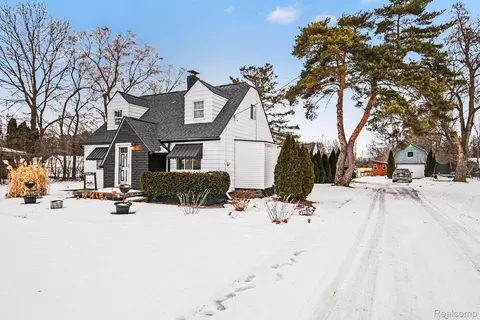 6272 W Court St, Flint, MI 48532