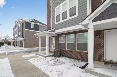 2925 Square Lake Ct, Troy, MI 48085