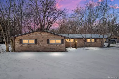 26261 La Muera St, Farmington Hills, MI 48334