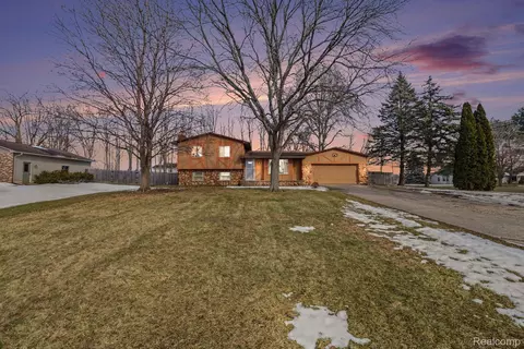 9184 Chesterfield Dr, Swartz Creek, MI 48473