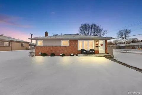 21220 Sunnyview St, Clinton Township, MI 48035
