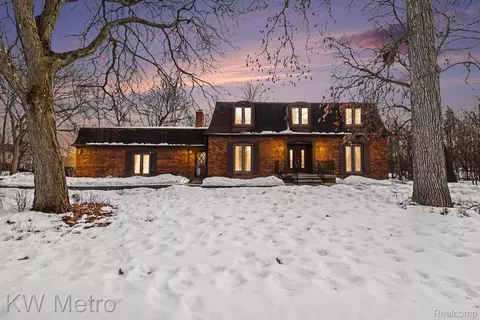 5865 Dunmore Ct, West Bloomfield, MI 48322