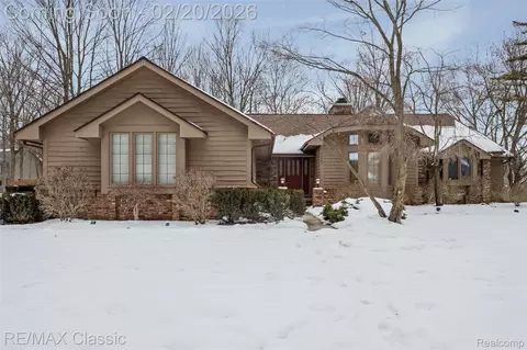 43484 Scenic Ln, Northville, MI 48167