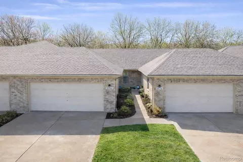 5568 Seabreeze Ln, Sterling Heights, MI 48310