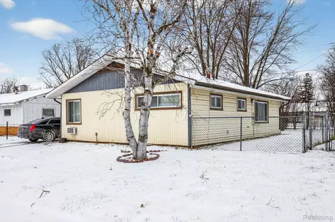 2835 Kensington Dr, Saginaw, MI 48601