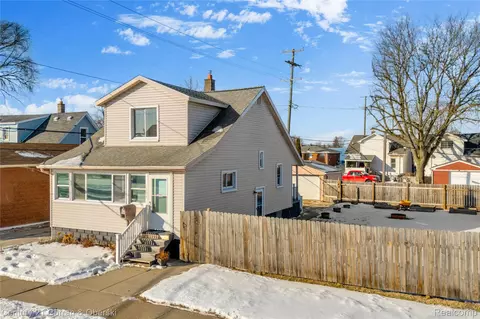 1882 7th St, Wyandotte, MI 48192