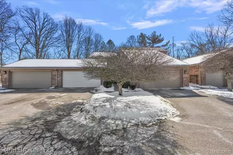 1938 Burning Bush Ct, Rochester Hills, MI 48309