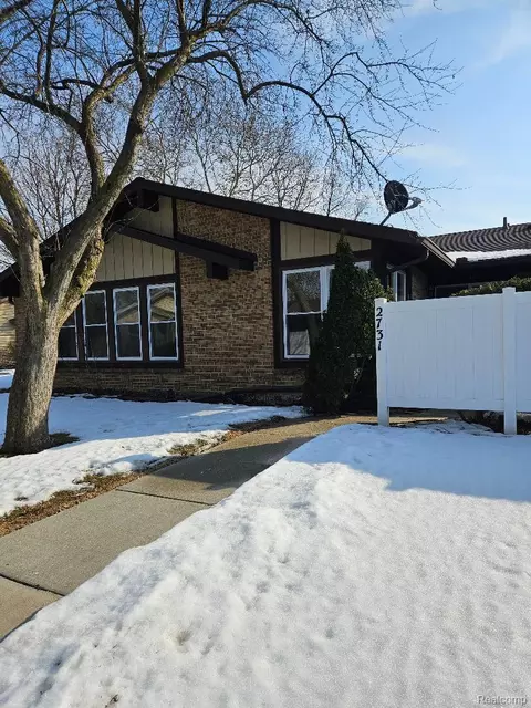 2731 Roundtree Dr S, Troy, MI 48083