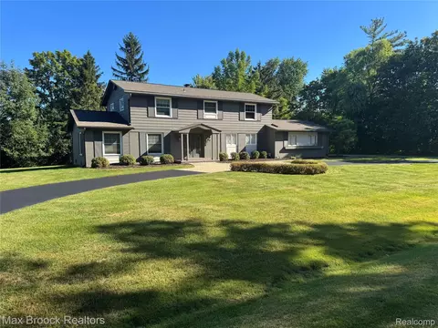 3200 Hartslock Woods Dr, West Bloomfield, MI 48322