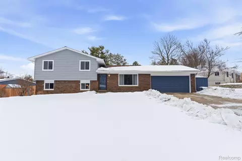 724 W Oxhill Dr, White Lake, MI 48386