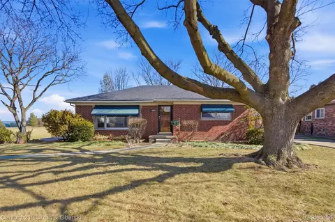 26780 Crystal Ave, Warren, MI 48091