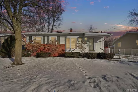 1274 1st St, Lapeer, MI 48446