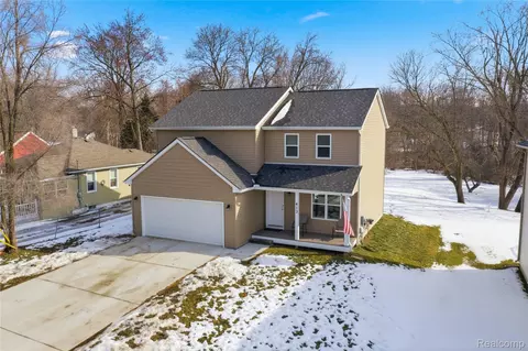 413 Newton Dr, Lake Orion, MI 48362