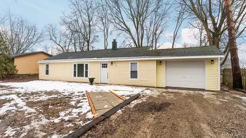 2750 Jackson Blvd, Highland, MI 48356