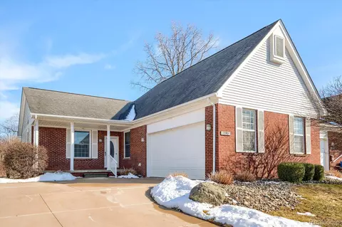 1390 Luxington Dr, Lapeer, MI 48446
