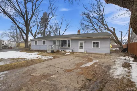6360 Manson Dr, Waterford, MI 48329
