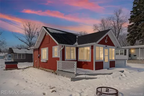 801 Shoreline Dr, Roscommon, MI 48629