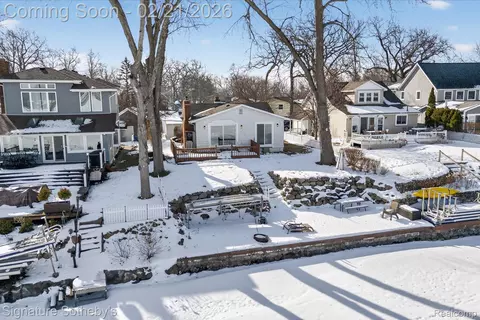 6832 Brightwood Ct, Waterford, MI 48327