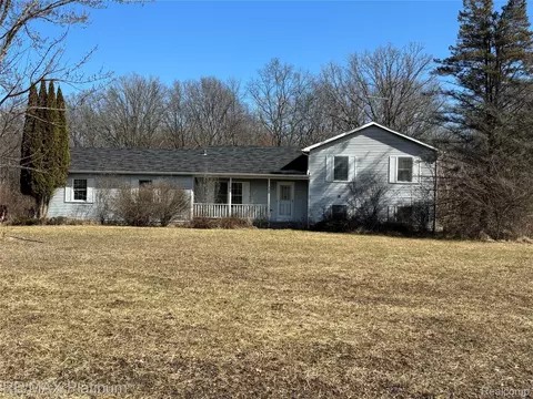 4190 Saint Anna Dr, Oceola, MI 48855
