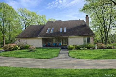 5106 Deer Run Cir, Orchard Lake Village, MI 48323