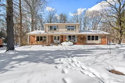 1761 Oakstone Dr, Rochester Hills, MI 48309