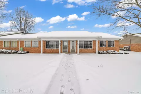 1034 Normandy Terrace Dr, Flint, MI 48532