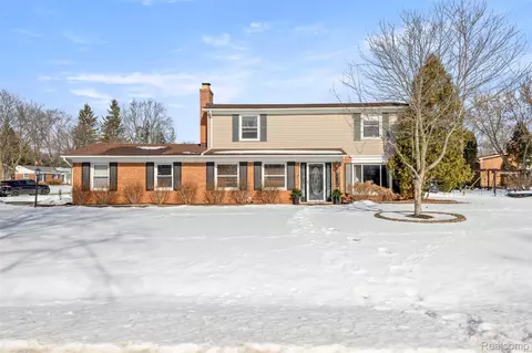 32374 Farmersville Rd, Farmington Hills, MI 48334