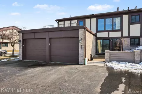 1034 Country Club Dr, Saint Clair Shores, MI 48082