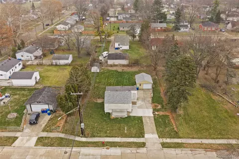 21118 Wellington Ave E, Warren, MI 48089