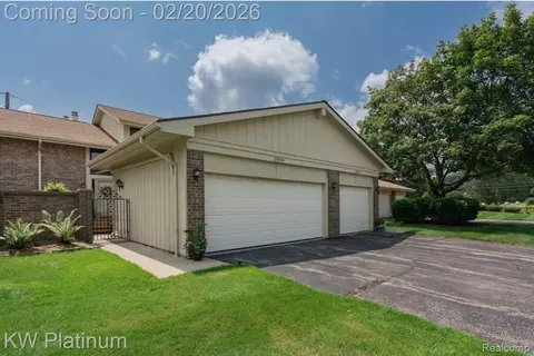 2959 Meadowbrook Dr, Rochester Hills, MI 48309