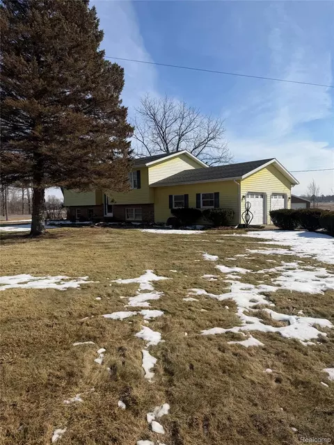 5749 Leix Rd, Fremont, MI 48744