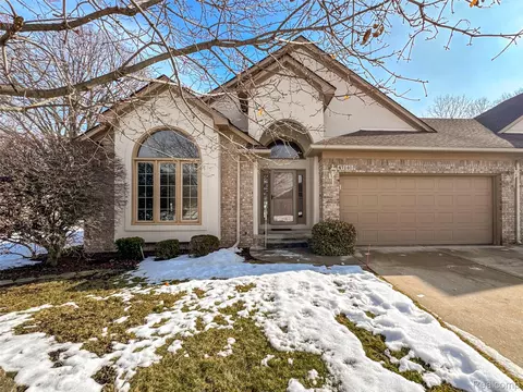 47140 Hunters Chase Dr, Macomb, MI 48042