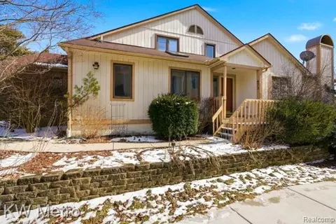 473 Village Oaks Ct, Ann Arbor, MI 48103