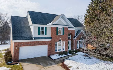 2433 Westwood Dr, Rochester Hills, MI 48306