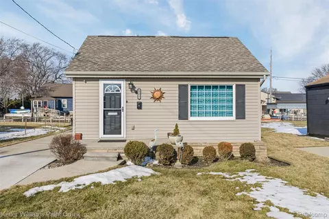 22417 Maple St, Saint Clair Shores, MI 48081