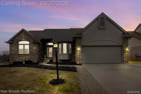 1086 Williamson Cir, Pontiac, MI 48340