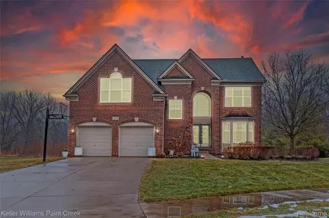 877 Wynstone Cir N, Oakland, MI 48363
