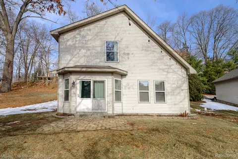 7373 Valley Dr, Brighton, MI 48116