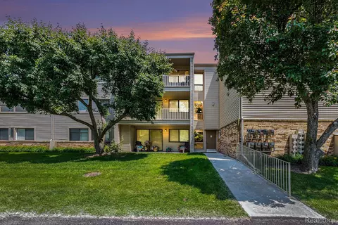 3835 Lone Pne #300, West Bloomfield, MI 48324
