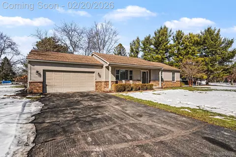 9566 Daleview Dr, Green Oak, MI 48178