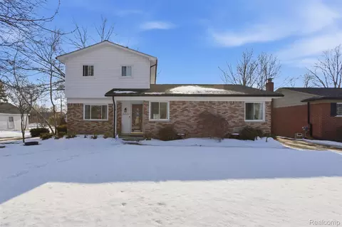 24050 Lakewood St, Saint Clair Shores, MI 48082